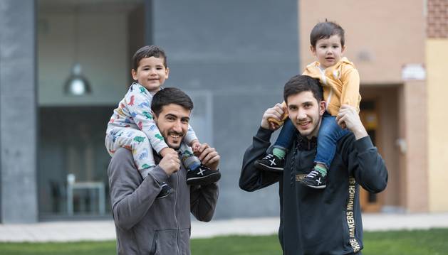 A la izquierda, Alejandro Lemine Luque con su hijo Alejandro Lemine Font, y a la derecha, Lucas Tripodi, con su pequeño Juan Román Tripodi Crego.