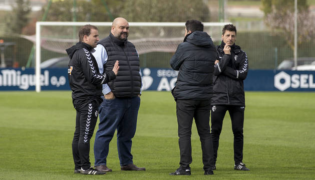 Braulio Vázquez y Cata charlan con Jagoba Arrasate y Bittor Alkiza después de un entrenamiento de Osasuna en febrero.