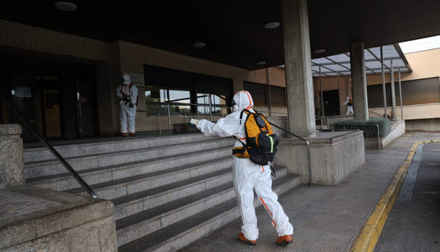 Foto de personal de Protección Civil en labores de desinfección en Tudela por el coronavirus.