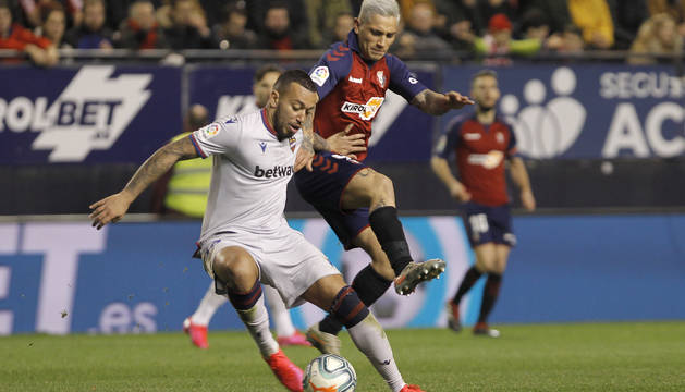 El Chimy Ávila presiona a Rubén Vezo, del Levante, en la jugada de la grave lesión de rodilla que se produjo el 24 de enero.