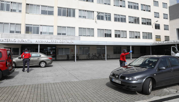 Policía foral, este viernes, en el acceso a la maternidad del Complejo Hospitalario de Navarra.