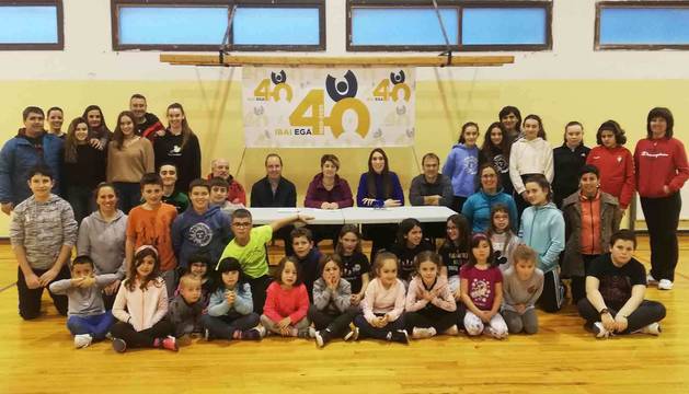 Miembros de la junta de Ibai Ega y danzaris en uno de los últimos ensayos de la semana pasada, antes de interrumpir su actividad por la crisis del coronavirus.