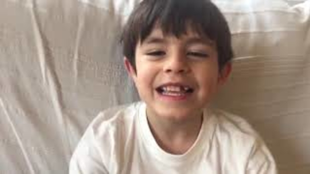 Javier da las gracias al Ratoncito Pérez y a la Policía Foral