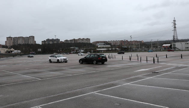 Foto del parking de Volkswagen en Landaben, prácticamente sin coches tras el cierre de la fábrica.