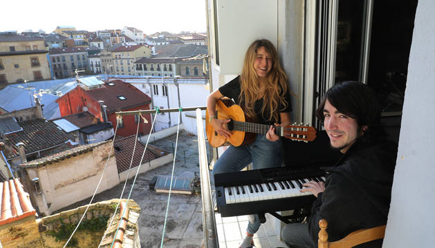 Foto de Javier Urtasun, al piano, y Lucía Idoate, a la guitarra, este martes en el balcón de su casa