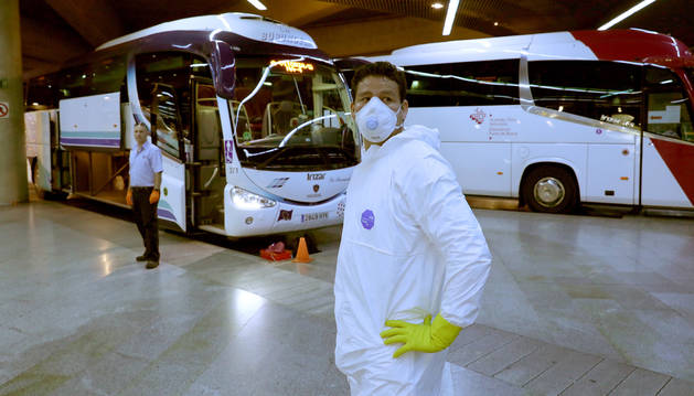 Ariel Chalar Áñez, en primer término, trabajador de una empresa de limpieza. Al fondo, el chófer David Garjón Zambrano.