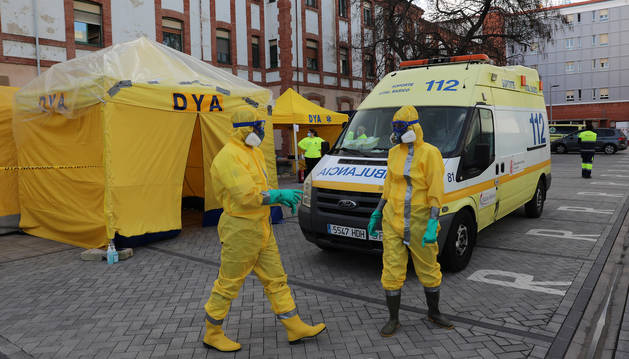 foto de Efectivos de la DYA se preparan para desinfectar una ambulancia con un tratamiento de ozono, agua y lejía para prevenir el contagio por coronavirus