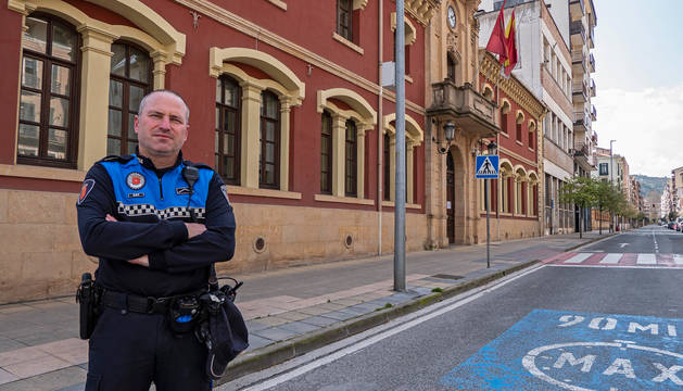 Foto de Patxi Martínez de Goñi en el exterior del Ayuntamiento de Estella.