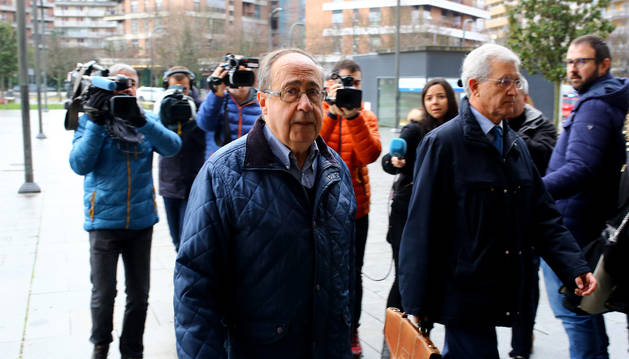 El exgerente de Osasuna Ángel Vizcay entra al Palacio de Justicia durante la celebración del juicio.