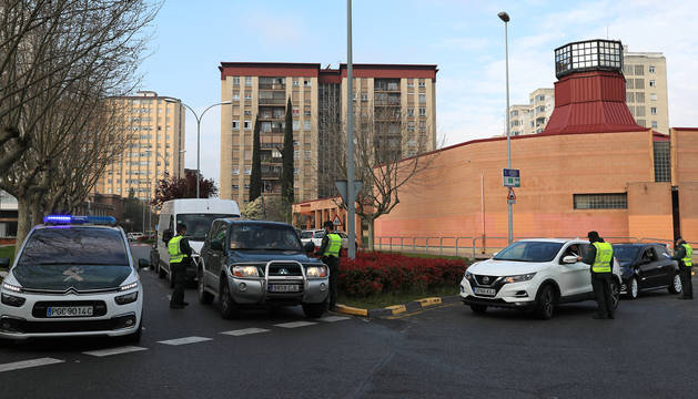 foto de Control de la Guardia Civil para comprobar que las personas van en coche a trabajar