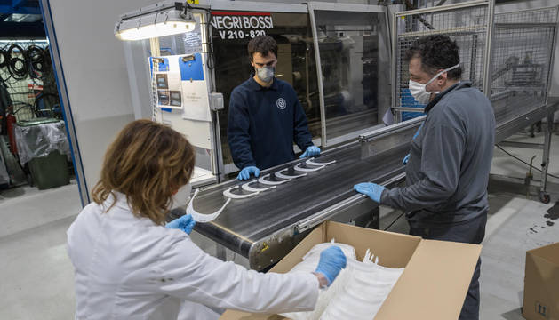 Foto de Marisa Fernández Ruiz, Pablo García Clavijo (corresponsable de talleres) y Rogelio Pérez Alegría con las primeras viseras fabricadas.