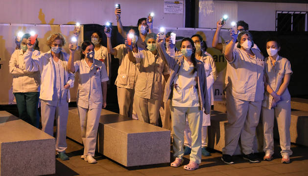 Sanitarios del Complejo del Hospital de Navarra reciben el homenaje del cuerpo de Bomberos.