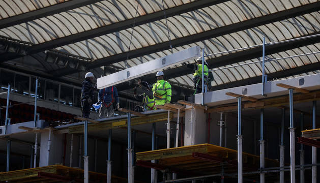 Operarios de VDR trabajando esta semana en la nueva tribuna que se levantará en Sur.