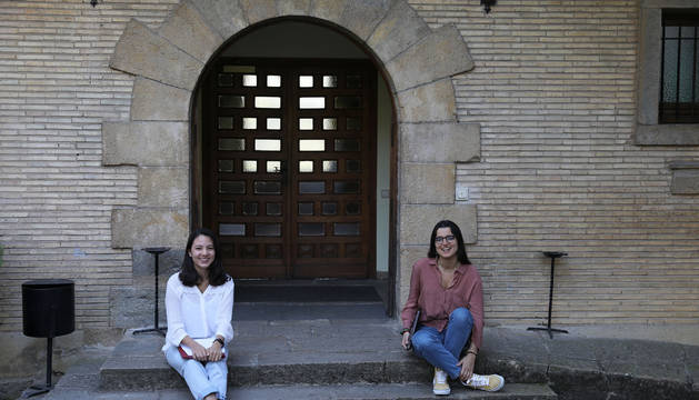 Adriana Obregón Urteaga (izquierda) y Ali Stein González, sentadas en la puerta de entrada de Goimendi. Son dos de las seis residentes que quedan en el Colegio Mayor.