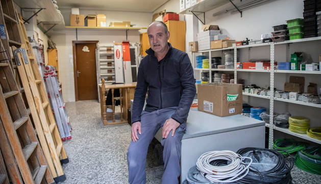 Francisco Ibarra Jaca, electricista y uno de los socios de Contac Montajes Eléctricos, en el taller que la empresa tiene en la Txantrea.