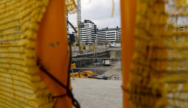 Vista interior a unas obras de Lezkairu, en Pamplona, el domingo por la tarde. Este lunes no podrán retomar la actividad.