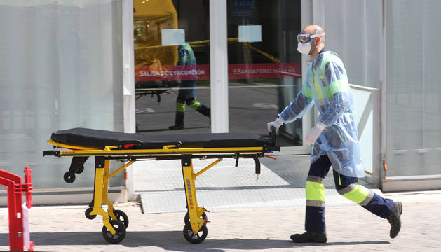 foto de Un profesional sanitario traslada una camilla a la zona de desinfección del Hospital de Navarra (CHN).