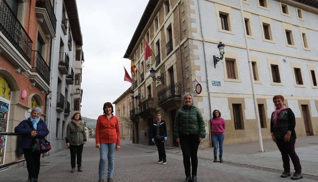 De izquierda a derecha, en primera fila: Inma Bujanda, trabajadora familiar, Romi Elorz (T.F.), Fátima Azparren (T.F.) y Mª José Echarri (trabajadora social). En segunda fila: Mª Carmen Jiménez (T.F.), Patricia Lazcano (T.S.) y Sara Izaguirre (T.S.) en una imagen del miércoles pasado.