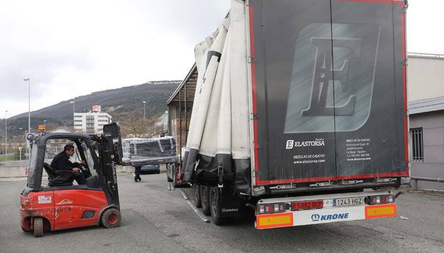Un operario trabaja en la descarga de un camión a las puertas de Industrias del Caucho.