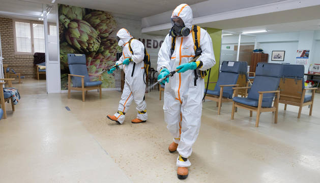 Dos voluntarios de Protección Civil Tudela, durante los trabajos de desinfección realizados ayer en la residencia de la Misericordia de la ciudad.