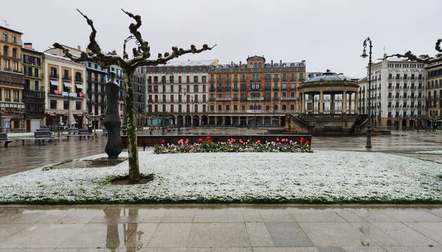 Aspecto que presentaba la Plaza del Castillo de Pamplona en la mañana de este martes 31 de marzo.