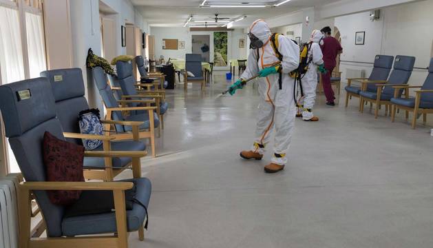 foto de Voluntarios de Protección Civil Tudela realizan la desinfección de la residencia de la Misericordia de la ciudad.