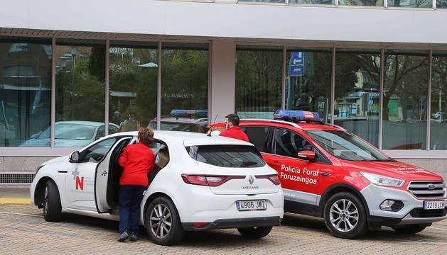 Una patrulla de la Policía Foral junto a un coche de Urgencias Médica aparcados ante el NH Iruña Park.