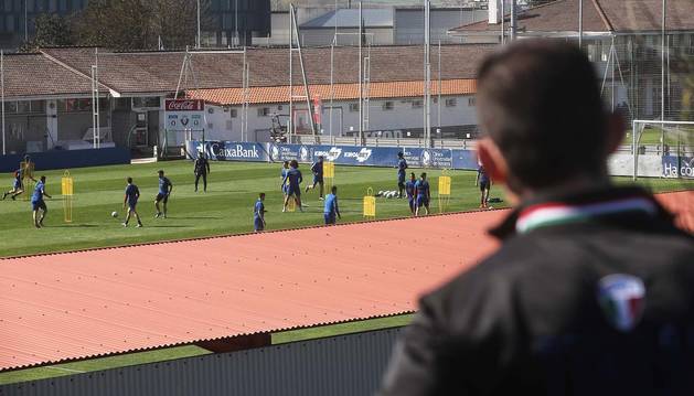 Una persona observa un entrenamiento desde el exterior de Tajonar el pasado 10 de marzo, antes de parar la actividad.