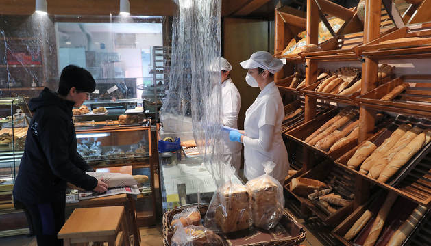 foto de La panadería 'Ángel', uno de los establecimientos emblemáticos de Barañáin, acondicionada para la situación de alarma.