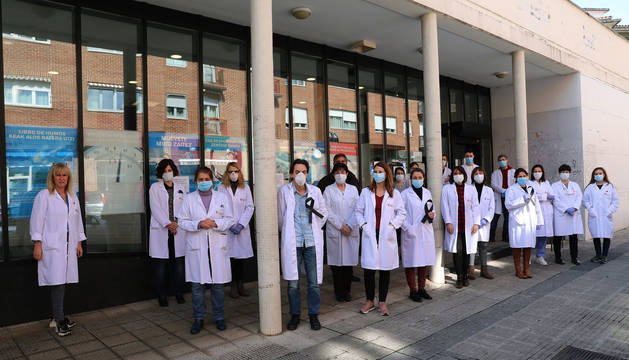 foto de Minuto de silencio del personal sanitario del centro de salud de la Rochapea por los médicos fallecidos en España por el coronavirus