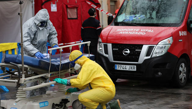 DESINFECCIÓN DE CAMILLAS EN LA ZONA DE URGENCIAS DEL COMPLEJO HOSPITALARIO DE NAVARRA.