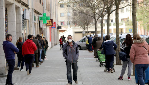 La calle Zalbagain registra todos los días dos colas, una más larga para ir al supermercado Eroski, y otra más corta para el estanco.