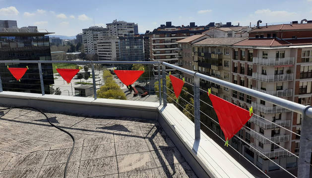 Fotos: Pañuelos en las ventanas por el cuarto peldaño de la escalera de San Fermín
