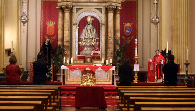 La misa de la escalera de este sábado dejó esta imagen inédita, la de una capilla de San Fermín casi vacía por culpa del confinamiento.