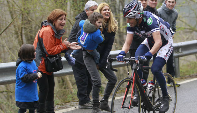 Foto del ciclista navarro Patxi Vila en la primera ascensión a Ibardin en la Vuelta al País Vasco de 2012, animado por su familia.
