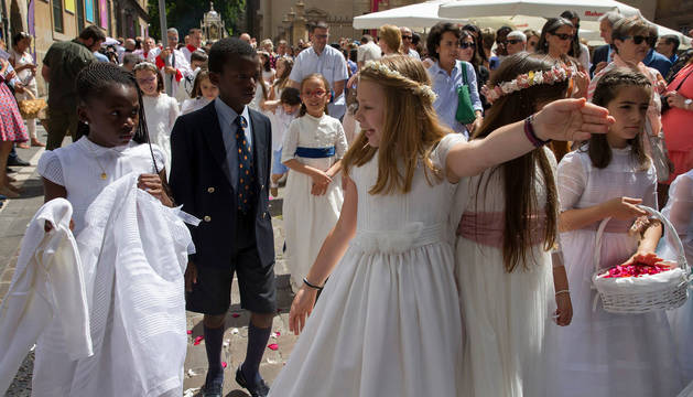 Niños vestidos de Primera Comunión, durante la procesión del Corpus en Pamplona, el año pasado.