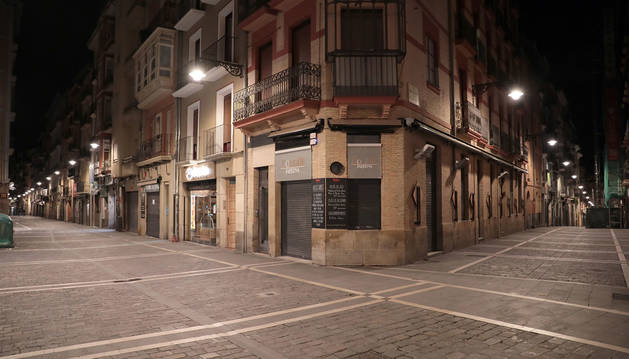 foto de Triste imagen de la calle Estafeta y arranque de Tejería: desiertas y con las persianas de todos los bares cerradas por el virus.