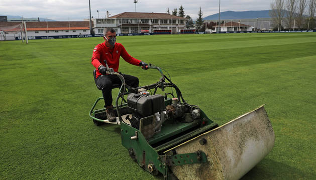foto de Javi Sánchez, este miércoles, cortando la hierba de uno de los campos donde entrena el primer equipo.