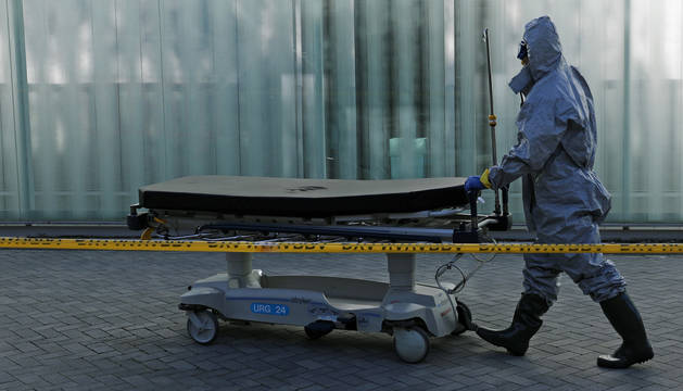 foto de Desinfección de ambulancias y camillas en el Complejo Hospitalario de Navarra