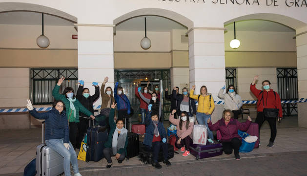 Imagen del grupo de trabajadoras de la residencia La Milagrosa de Tudela que el lunes regresó al centro para dar el relevo a sus compañeras.