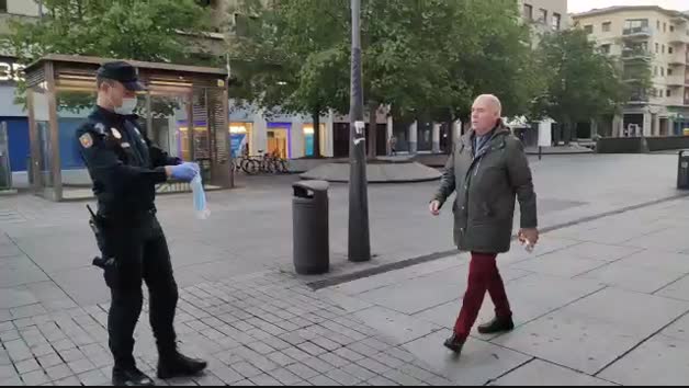 Reparto de mascarillas en la plaza Merindades, en Pamplona