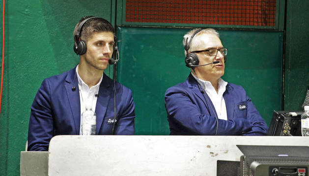 Mikel Idoate, a la izquierda, junto con Xabier Euskitze, comentarista de pelota en ETB, en un partido en el frontón Labrit.