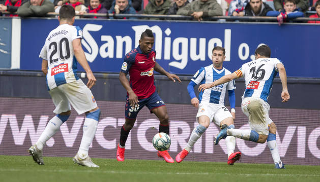 Foto de Pervis Estupiñán, rodeado de rivales del Espanyol, en el último partido disputado antes del estado de alarma el pasado 8 de marzo en El Sadar.