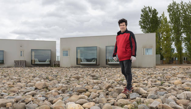 Carlos Bueno Gil, ante algunas de las habitaciones denominadas 'Cubos' de su hotel Aire de Bardenas de Tudela.