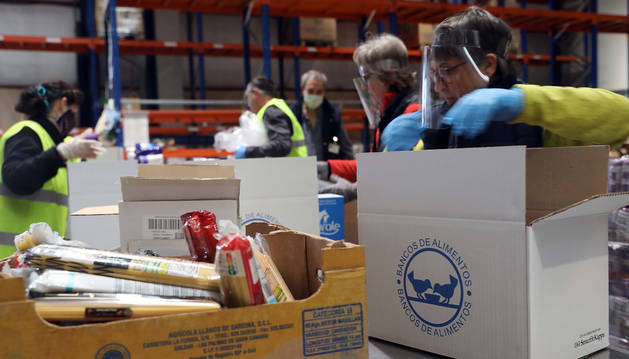 foto de Voluntarios del Banco de Alimentos de Navarra preparando los paquetes para las familias
