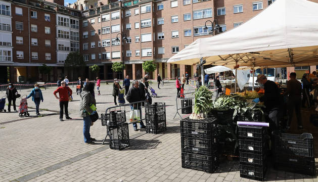 Compradores hacen fila y guardan las distancias en la reapertura del mercadillo en Villava.