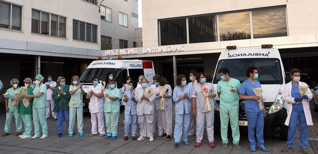 Enfermeros del CHN aplauden ante las puertas del complejo durante la pandemia del coronavirus.