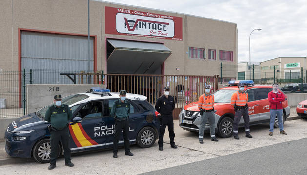 Agentes de Guardia Civil, Policía Nacional y Policía Foral, junto a Nurio Timoteo -a la derecha-, ante el taller.