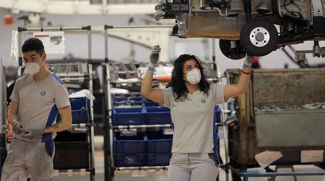 Tras seis semanas de parón, la producción de coches retornó este 27 de abril a Landaben.