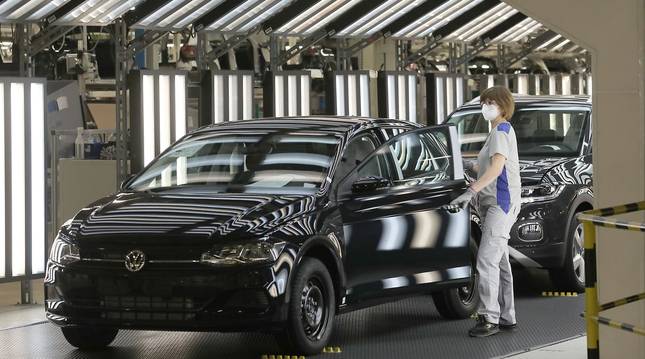 Tras seis semanas de parón, la producción de coches retornó este 27 de abril a Landaben.